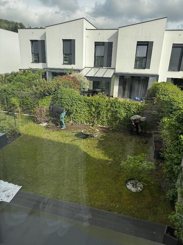 Tým zahradníků při práci